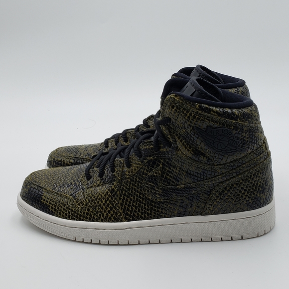 Womens Nike AIR JORDAN 1 RETRO HI PREMIUM Shoes - Picture 7 of 7